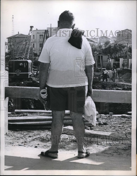 1957 Press Photo Portly German Visitor Views Scenes at Italy's Adriatic Coast - Historic Images