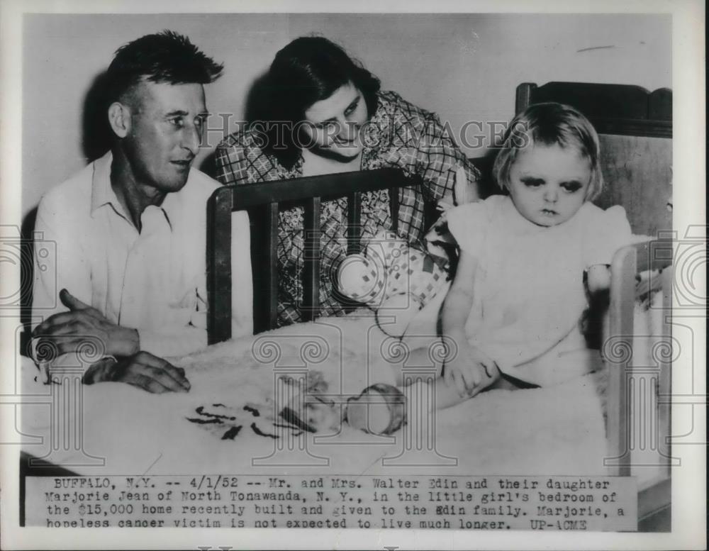 1952 Press Photo Mr and Mrs Walter Edin with terminally ill daughter Marjorie - Historic Images