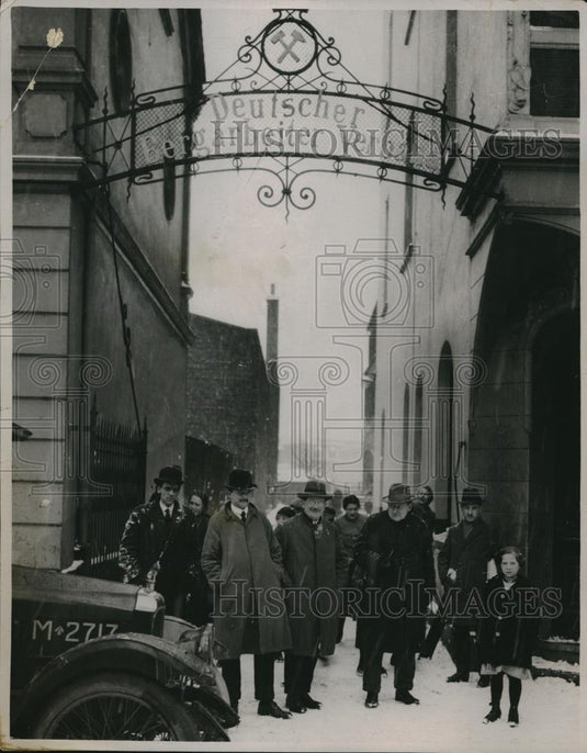 1923 Press Photo British Labour Members leaving Krupps Works in Germany - Historic Images