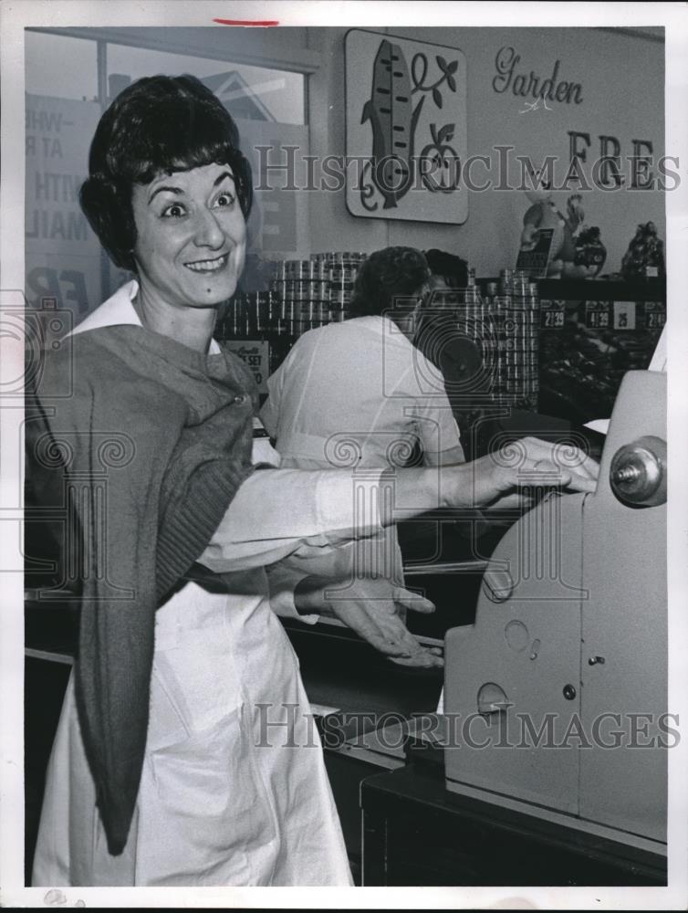 1969 Press Photo Mrs. Carmeline Corranti as Cashier - Historic Images