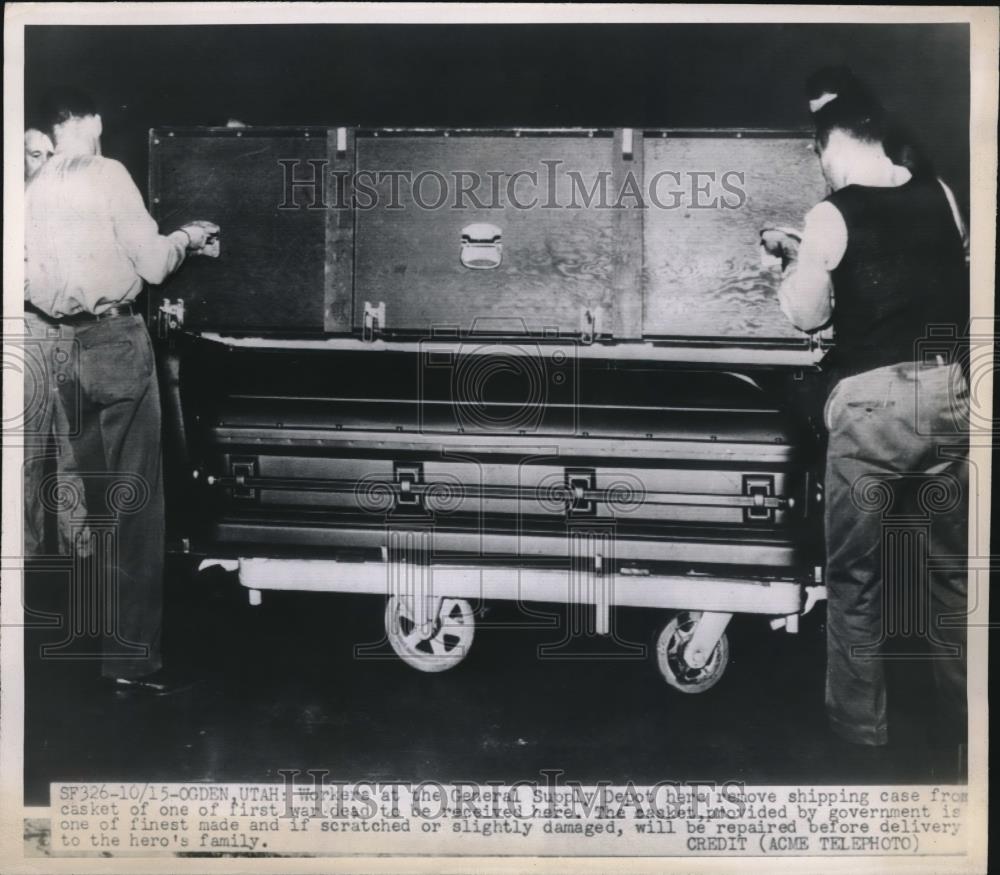 Press Photo Workers At The General Supply Depot Remove Shipping Case From Casket - Historic Images