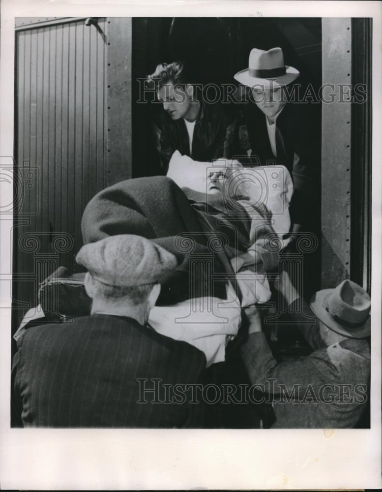 1950 Press Photo Workers Helping Aged Woman from Train Fled Winnipeg Due Flood - Historic Images