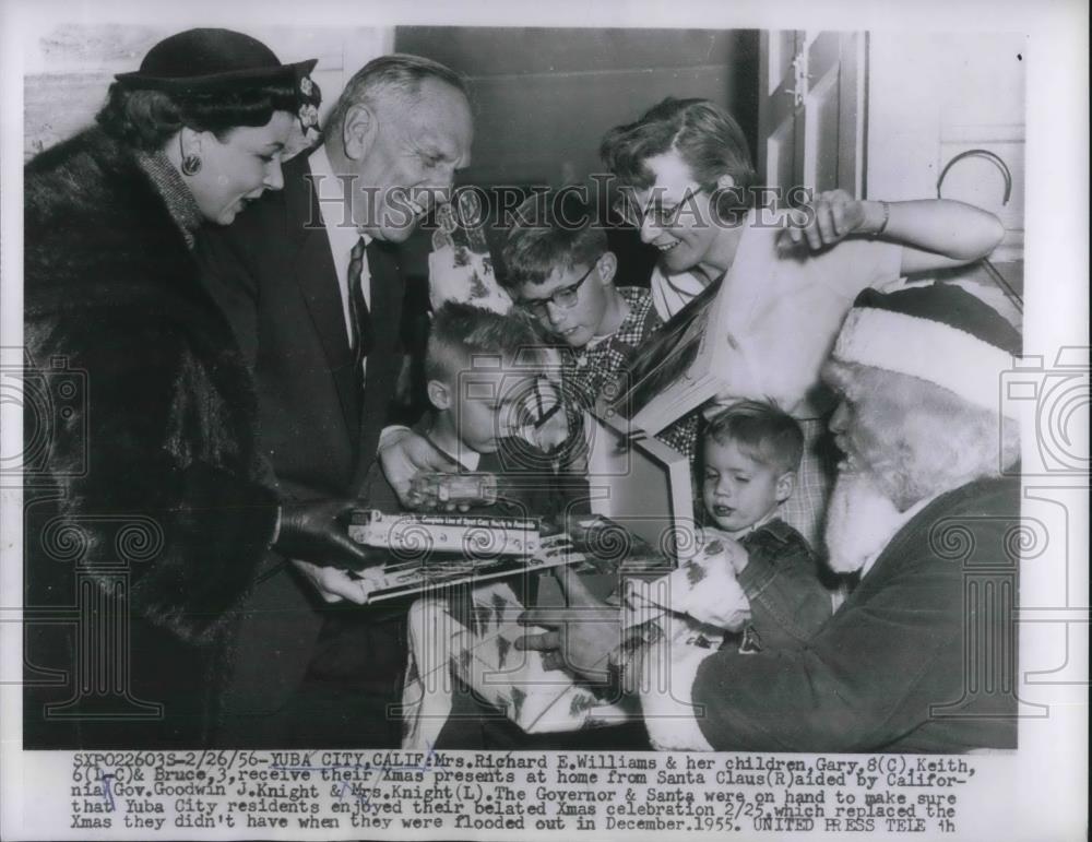 1956 Press Photo Yuba City Residents Having Belated Christmas Due to Flood - Historic Images