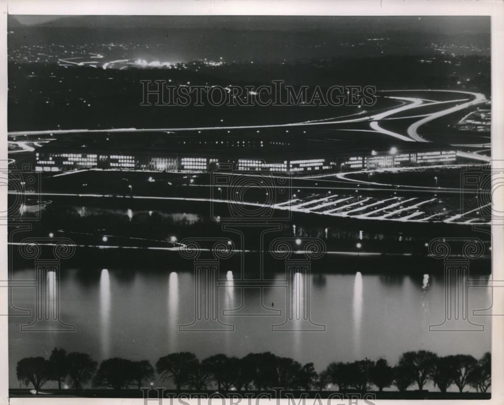 1950 Press Photo Pentagon Lit Up Road To it Dept of Defense Headquarters in Back - Historic Images