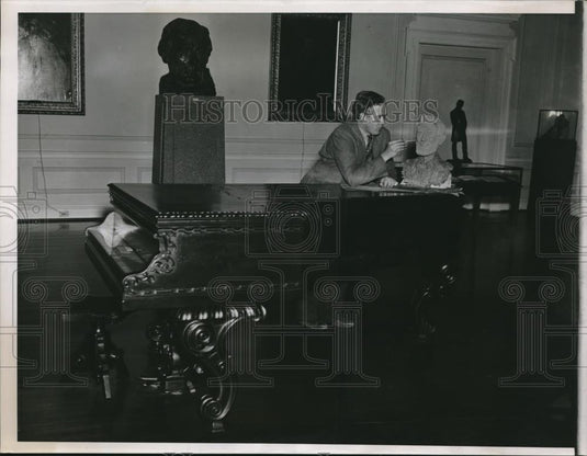 1938 Press Photo Thomas F. Dillabough Sculpts Bust of Lincoln in Chicago - Historic Images