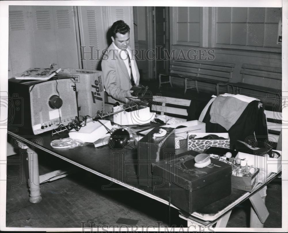 1952 Press Photo Tetective John Crane Examines Goods Stolen from David Krechman - Historic Images