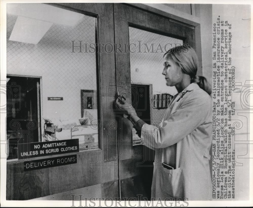 1975 Press Photo Nurse Lois Silk Locks Entrance to delivery room - Historic Images