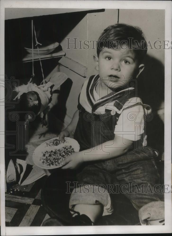 1932 Press Photo JA Waltman &amp; Elmer the Pigeon Fractured Bone - Historic Images