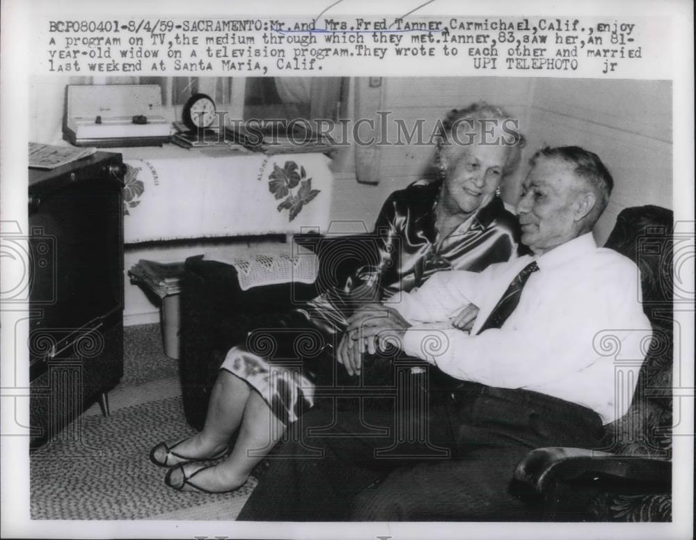 1959 Press Photo Mr. and Mrs. Fred Tanner of California Enjoy a T.V. Program - Historic Images