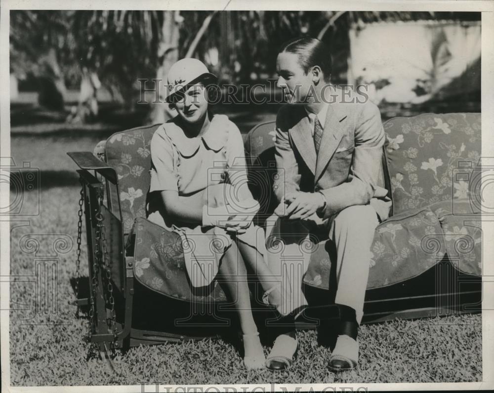 1932 Press Photo FN Towers admires his bride Dorothy Close - Historic Images