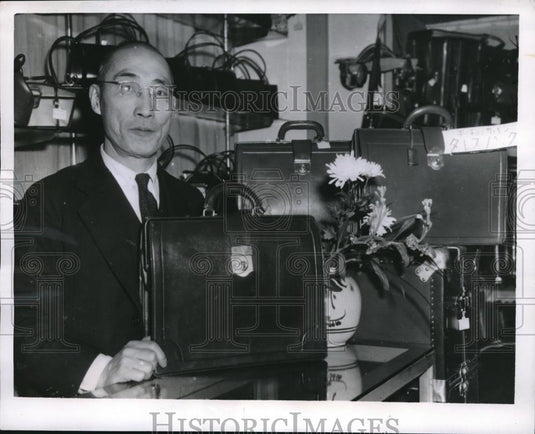 1952 Press Photo Koshight Tanizawa Proprietor of Tokyo Bag Shop - Historic Images