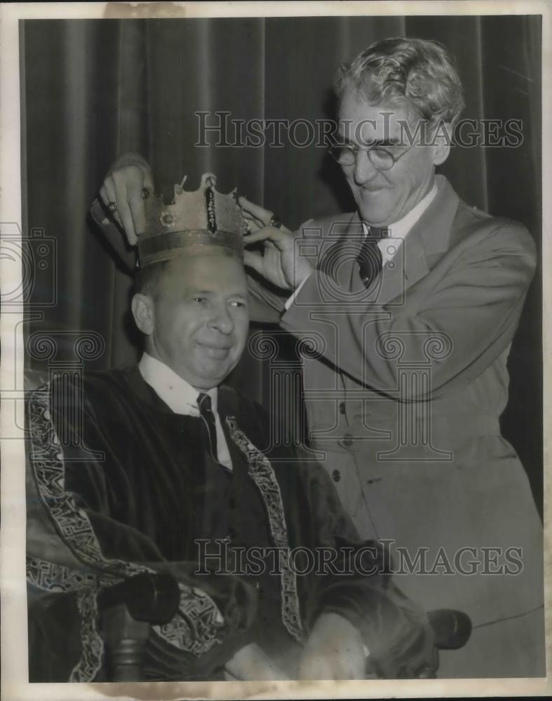 1943 Press Photo UNC Chapel Hill Dean Rob House Crowned By Carolina Playmaker - Historic Images