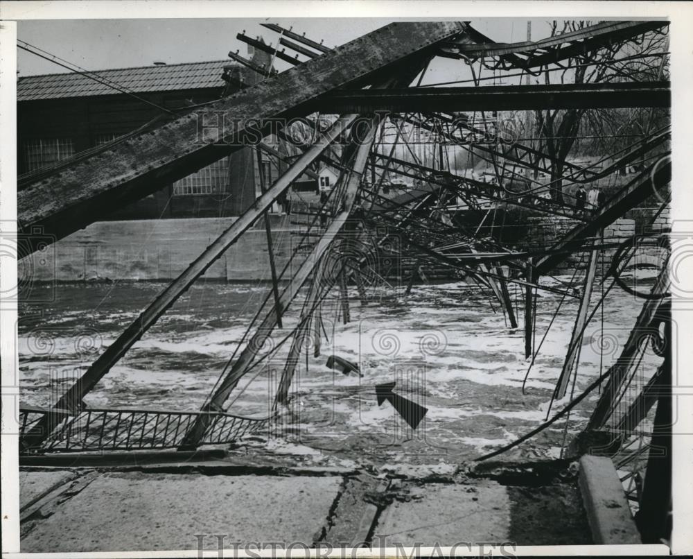 1946 Press Photo Flood Waters after Bridge Collapse in IL - Historic Images