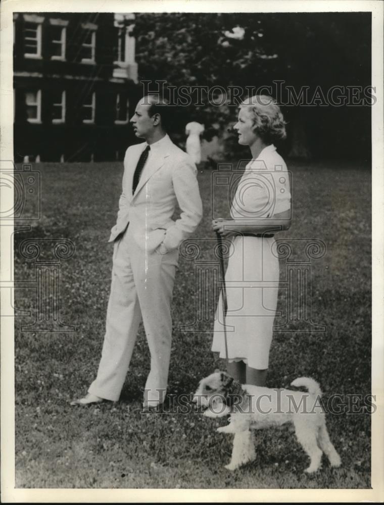 1934 Press Photo Spectators E.M. Villa and Miss Jacqueline Story in Hot Springs - Historic Images