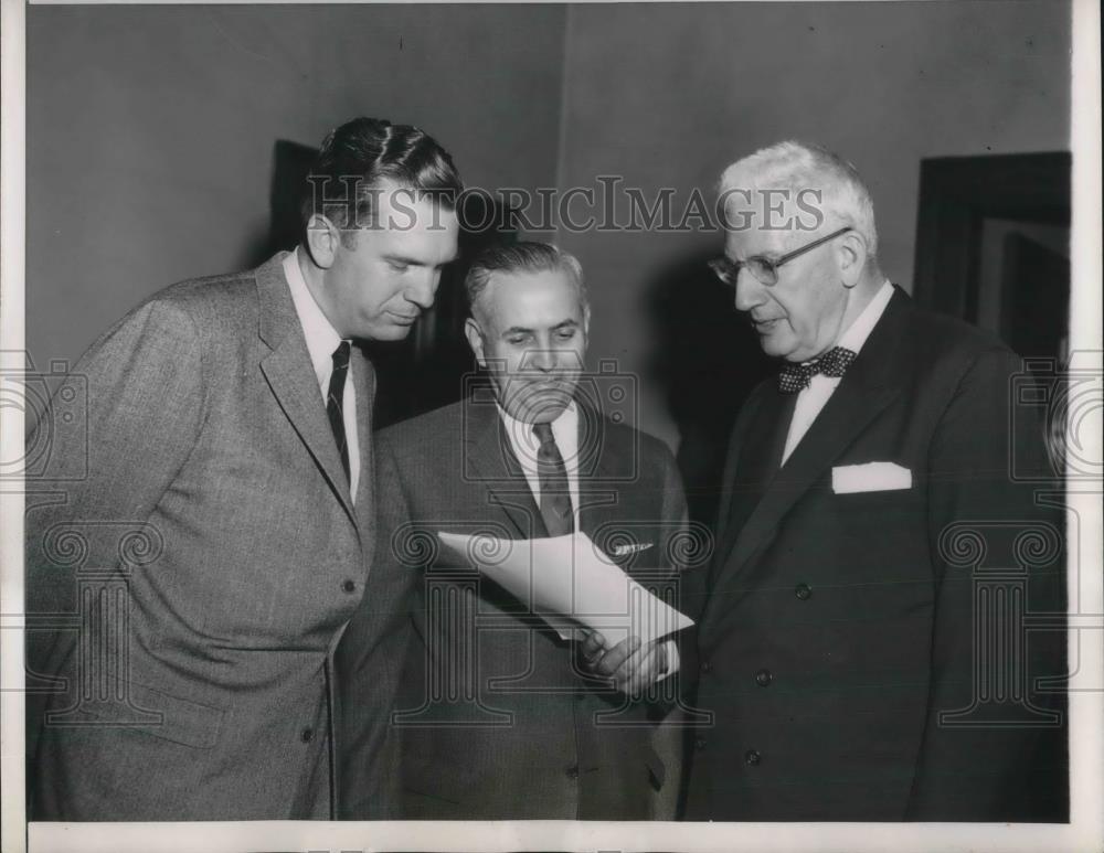 1957 Press Photo Robert A. Wallace, Alvin Gields Senator Paul Douglas - Historic Images