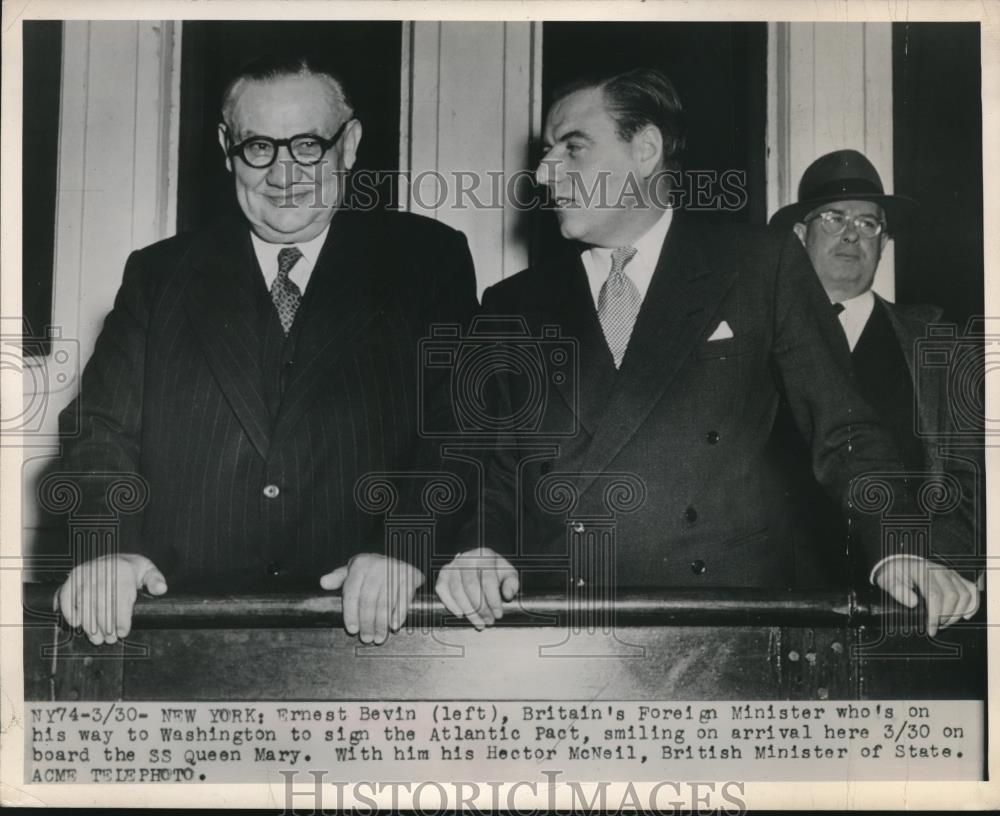 1949 Press Photo Ernest Bevin and Hector McNeil Arrive in NY on S.S. Queen Mary - Historic Images