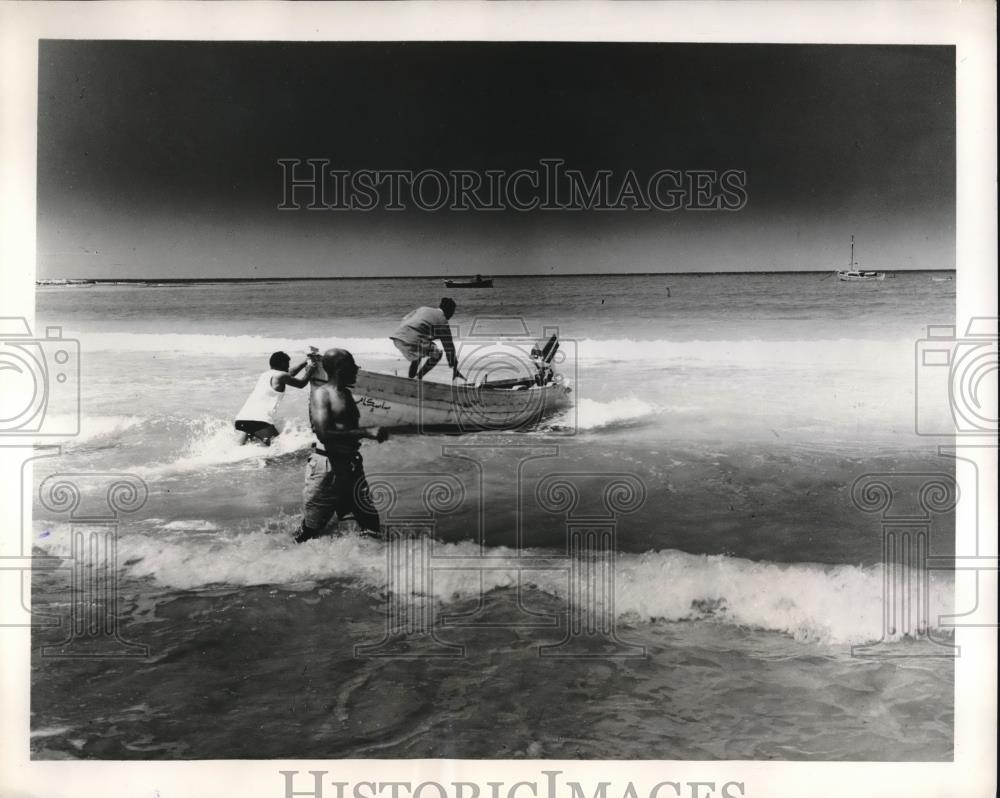 1960 Press Photo small boat used to tow pipe ashore for Standard Oil Co. - Historic Images