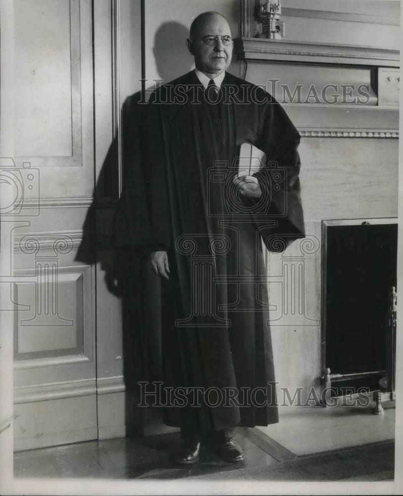 1938 Press Photo Stanley Reed, new Supreme Court Justice in his office - Historic Images