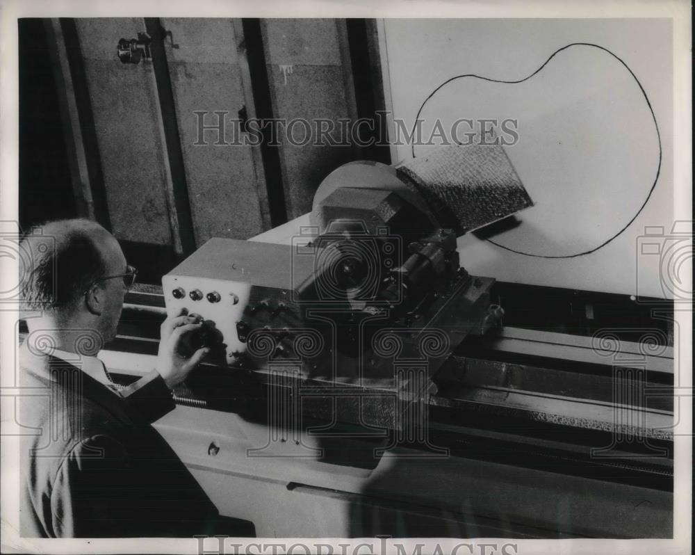 1949 Press Photo General Electric Contour Following System Laser Machine Tool - Historic Images