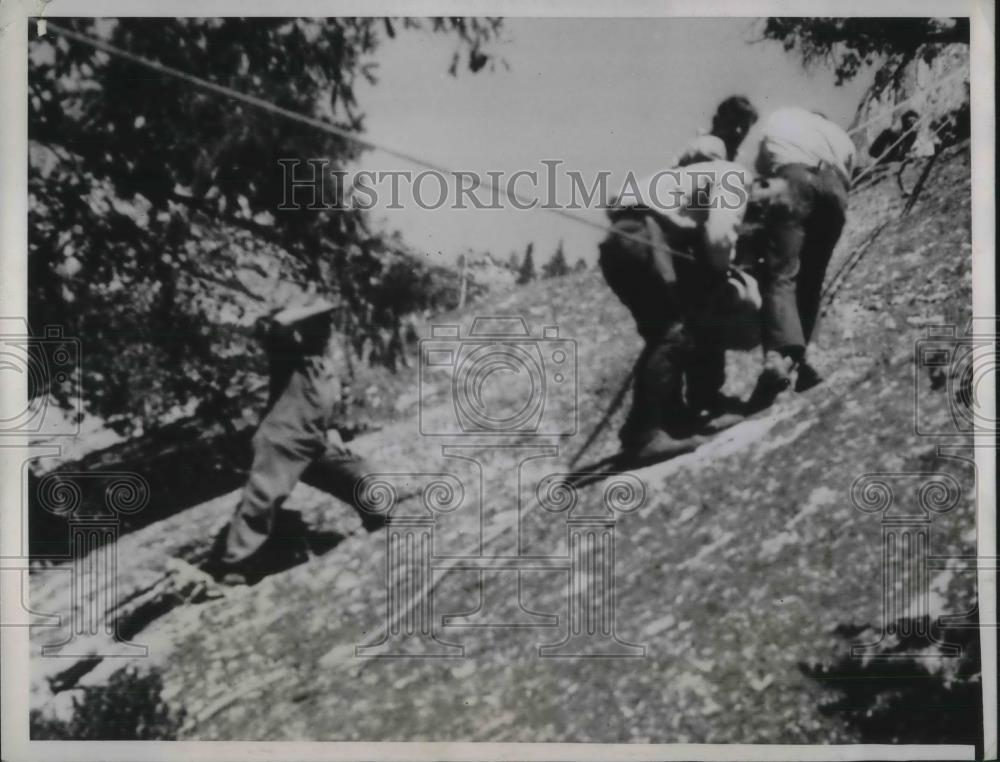 1935 Press Photo Yosemite Rescuers Make Blanket Sling On Mountainside For Hiker - Historic Images