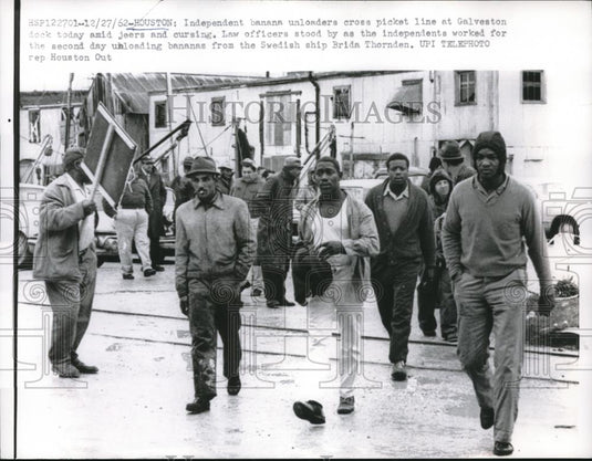 1962 Press Photo Banana Unloaders Cross Picket Lines at Galveston Texas - Historic Images