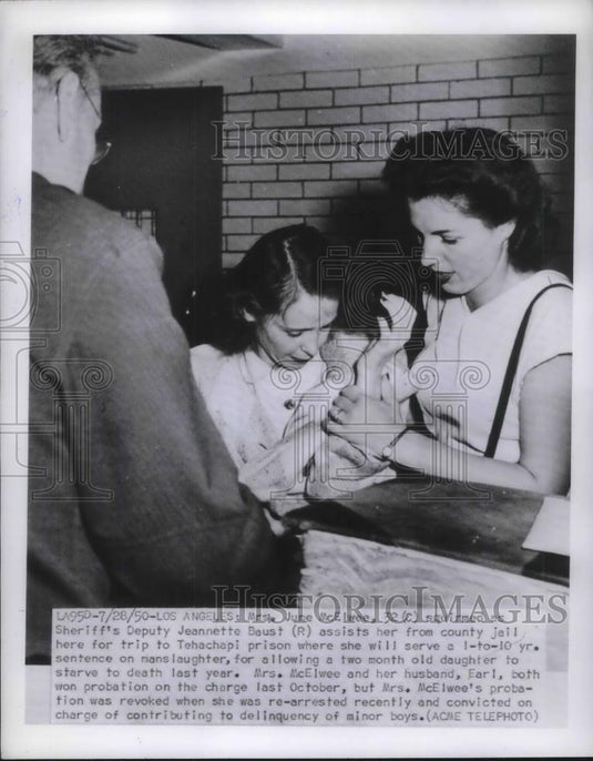 1950 Press Photo June McElwee Sheriff's Deputy Jeannette Baust assists her jail - Historic Images