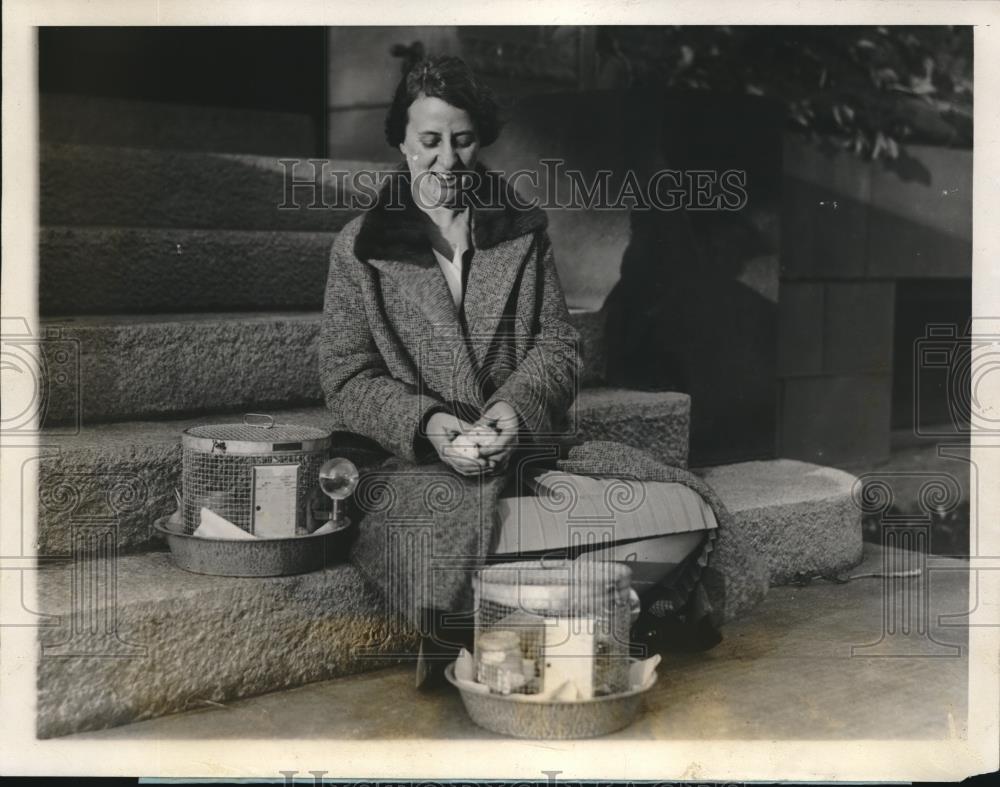1928 Press Photo Prof Myrd Sampson Of Zoology Department At Smith College - Historic Images