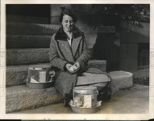 1928 Press Photo Prof Myrd Sampson Of Zoology Department At Smith College - Historic Images