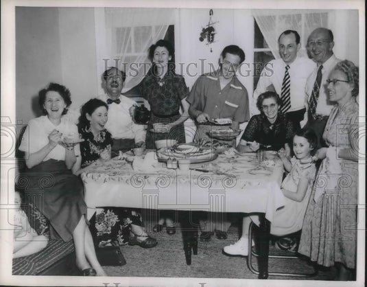 1953 Press Photo Engineer William Schwartz's House Packed With British Relatives - Historic Images