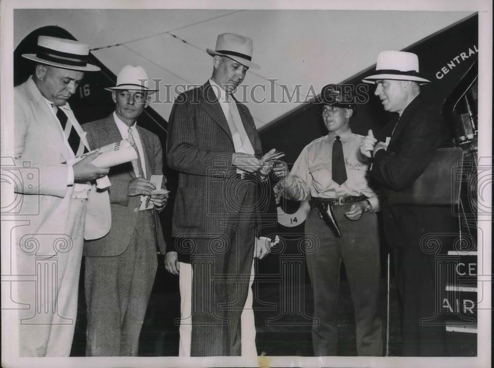 1936 Press Photo Resettlement Administration Execs Aid Drought Stricken Farmers - Historic Images