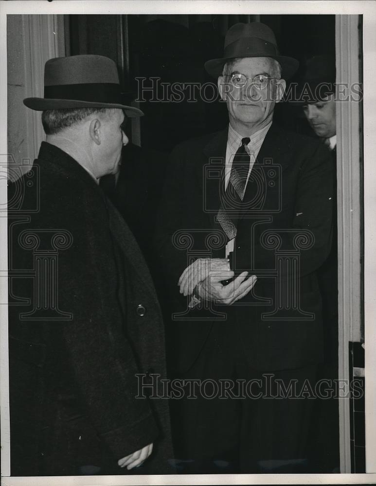 1939 Press Photo Train Robber Escape Artist Roy Gardner Arrested by FBI Agents - Historic Images