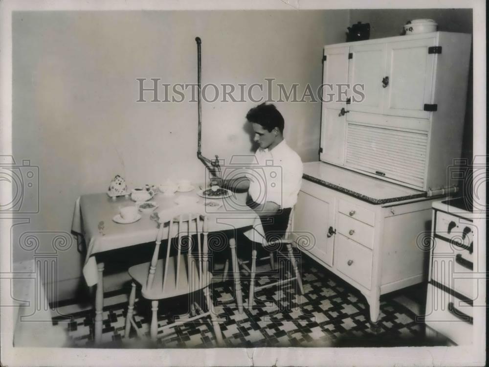 1936 Press Photo Hames Gwynn, Honey Dealer - Historic Images