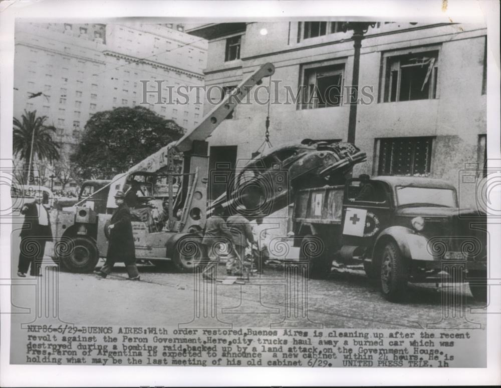 1955 Press Photo City Trucks Are Hauled After Bombing Raid in Buenos Aires - Historic Images