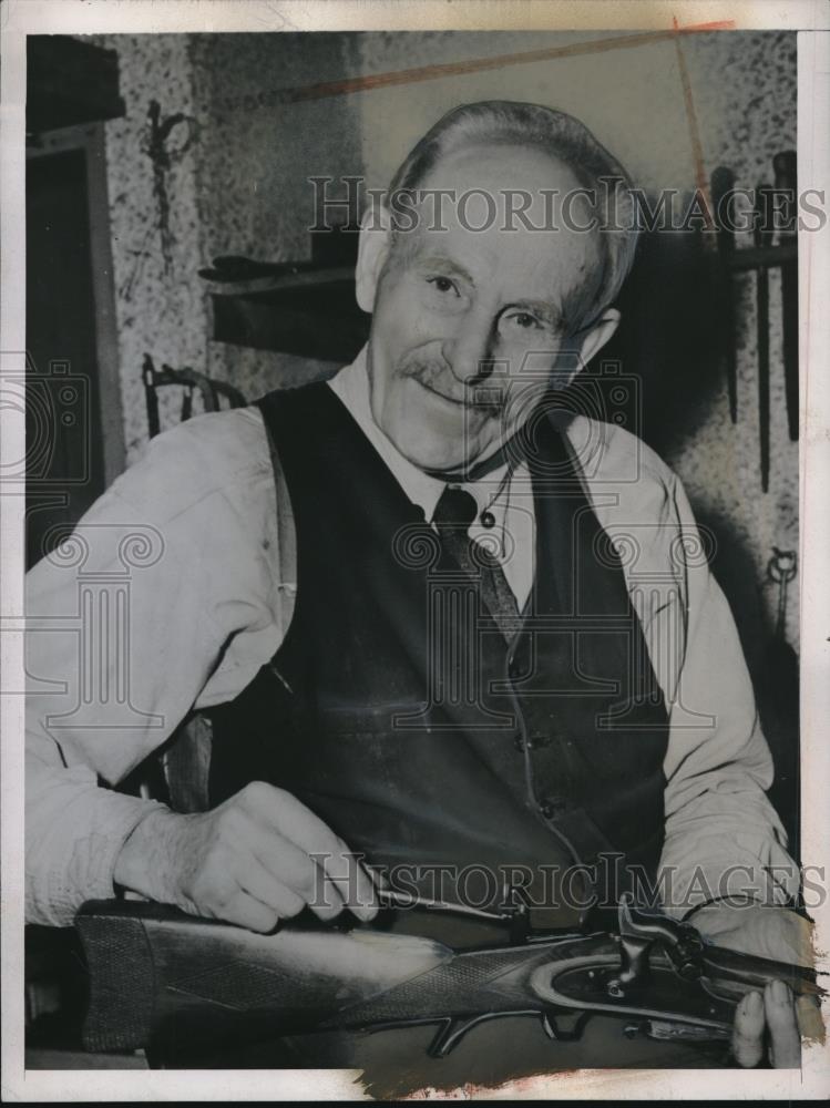 1948 Press Photo Joseph Bernhard at 100 yrs old still a deadly riffle marksman - Historic Images