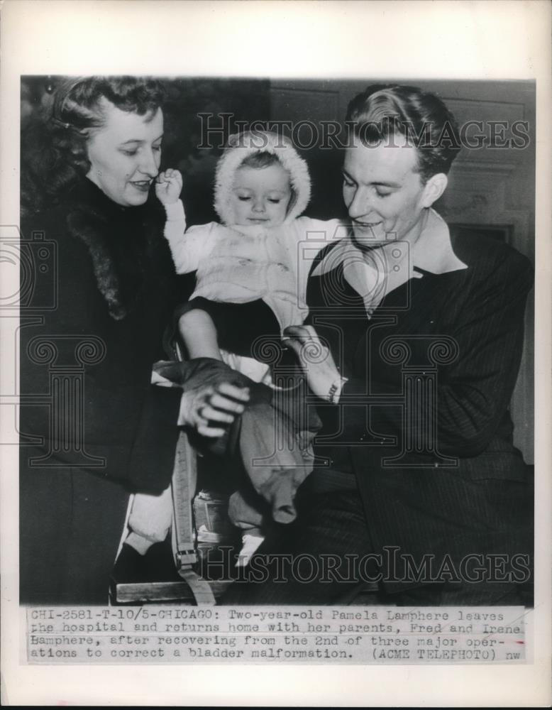 1948 Press Photo Pamela Lamphere Leaves Hospital With Parents After Surgery - Historic Images