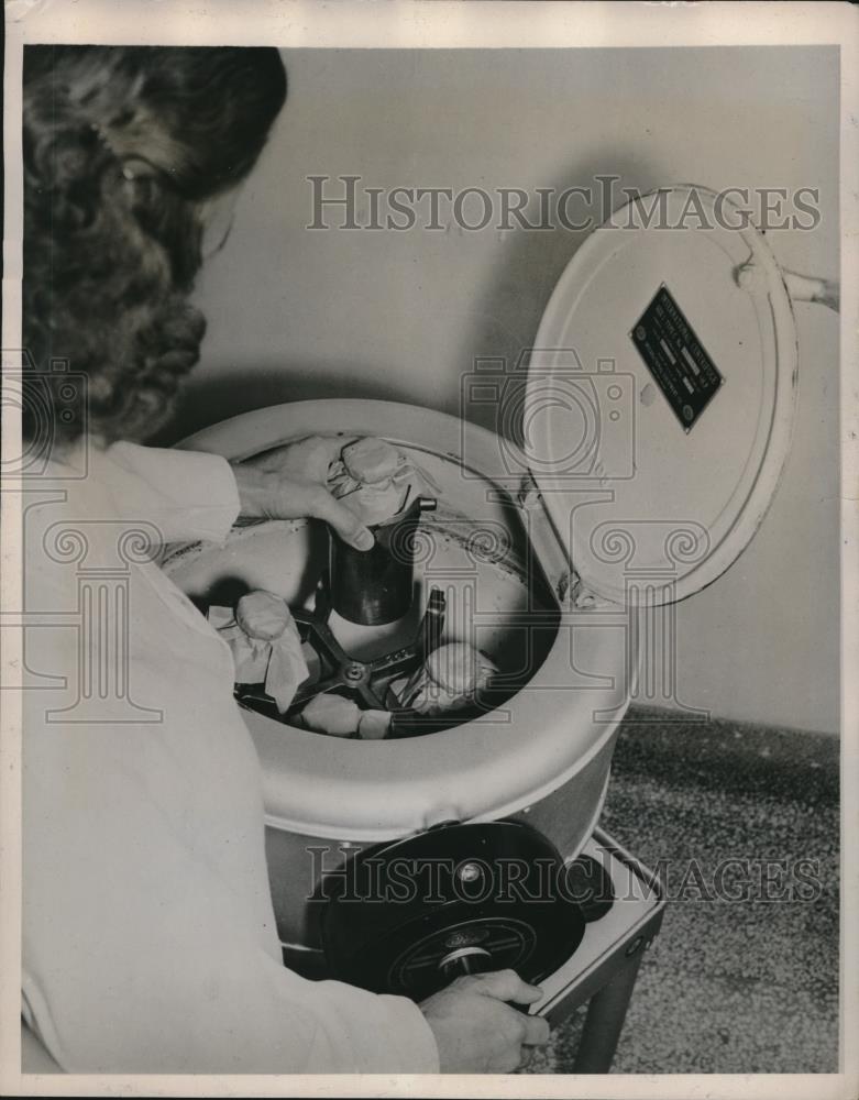 1940 Press Photo Red Cross Nurse Puts Donated Blood Into Centrifuge - Historic Images