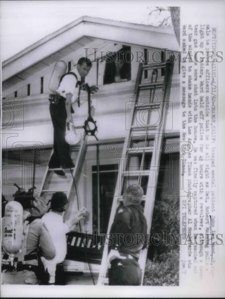 1962 Press Photo Escaped Mental Patient John Lee Ward Waves, Det. Robert Manning - Historic Images