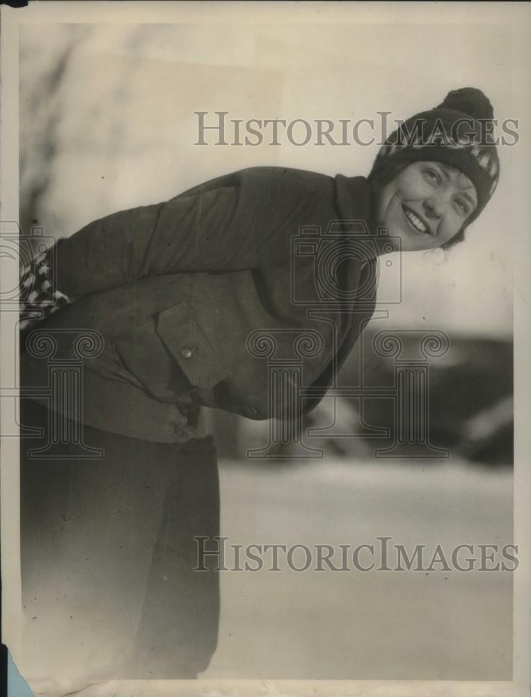 1929 Press Photo Eleanor May Hall Takes Part In Winter Carnival On Mirror Lake - Historic Images