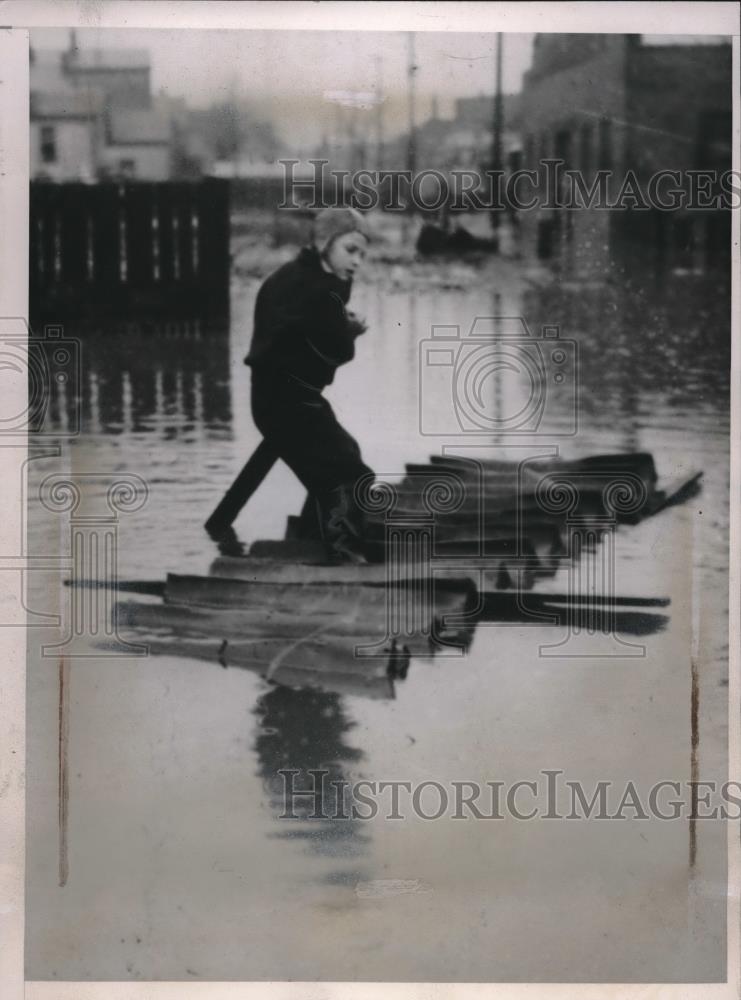 1937 Press Photo Wheeling West Virginia  Flood Refugee Floats On Pair Of Steps - Historic Images