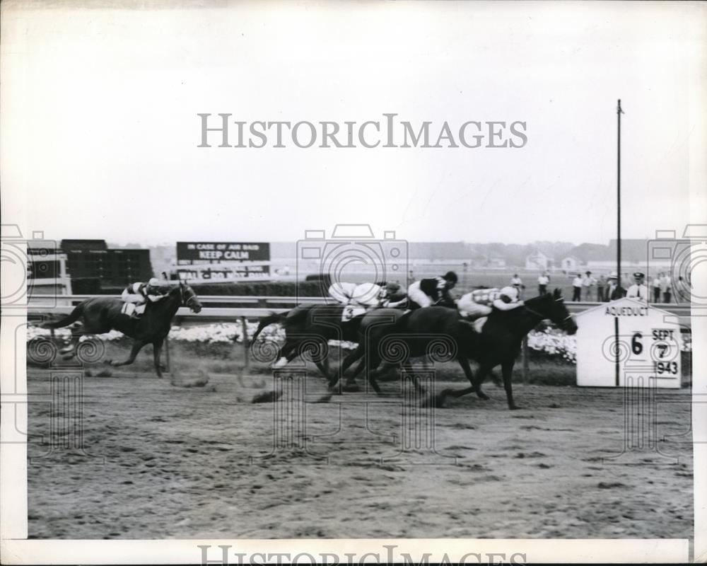 1943 Press Photo Con McCreary on Omission Wins Bracadale Handicap, Long Island - Historic Images