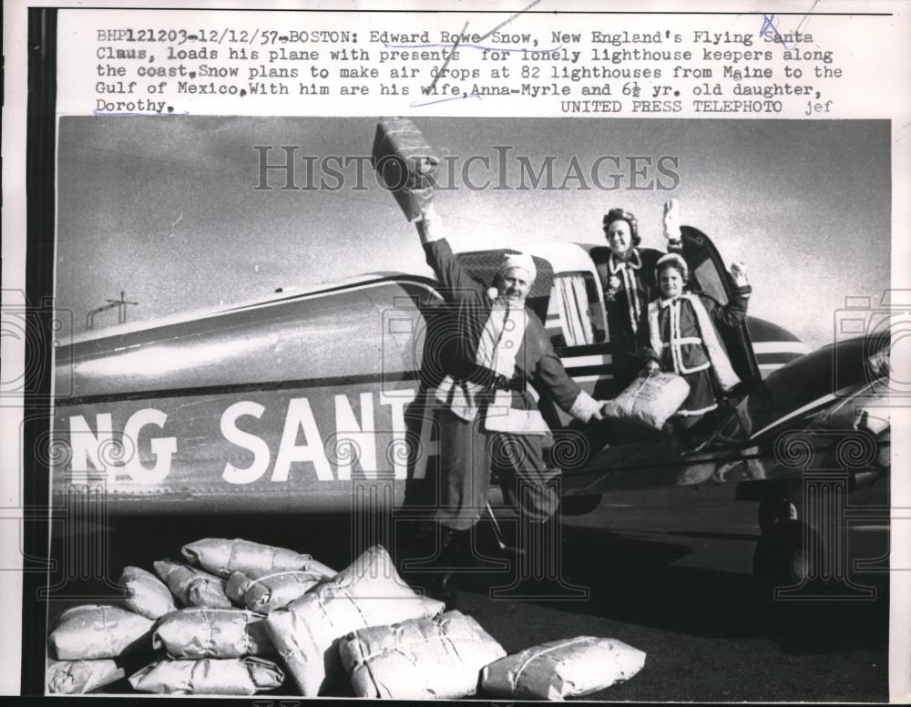 1957 Press Photo Ed Snow Flying Santa Clause Loads Plane With Presents - Historic Images