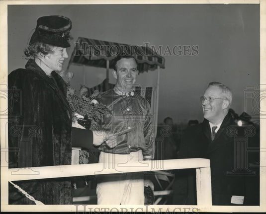 1945 Press Photo Double winner of 12th running bay Meadows' Jockey R. Summers - Historic Images