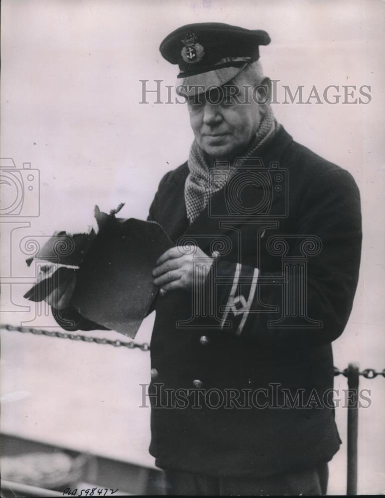 1941 Press Photo Second Officer G. R. Spedding Holds Piece of Bomb that Hit - Historic Images