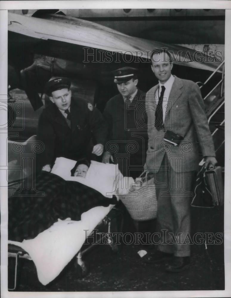 1951 Press Photo Mrs Winifred Hawkes Goes into Labor Transported by Ambulance - Historic Images