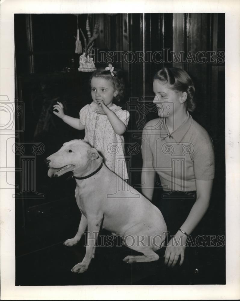 1938 Press Photo Mrs. Dan Crane and Dog, Child - Historic Images