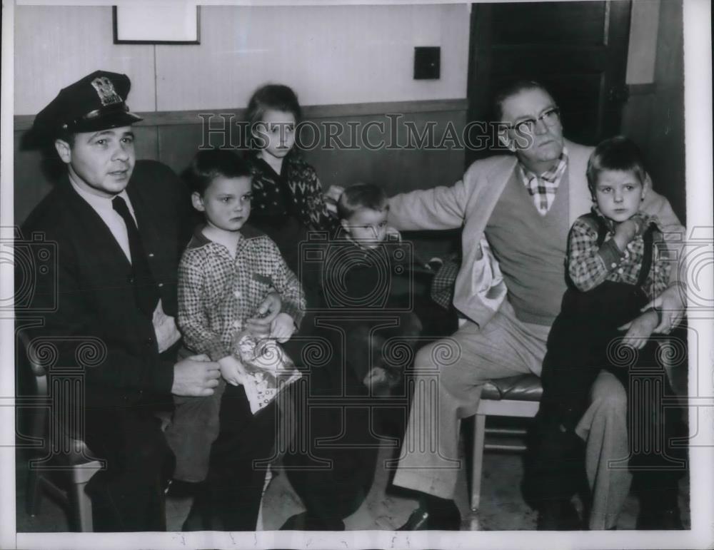 1957 Press Photo Cops Care For Children Of Walter McCarron Who Killed His Wife - Historic Images