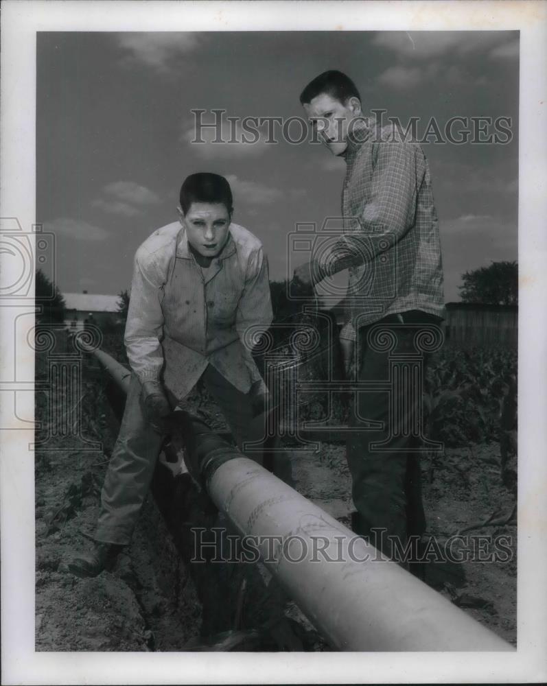 1960 Press Photo Natural Gas Pipeline Mt Vernon Ohio Chester Starn &amp; Jim Anderso - Historic Images