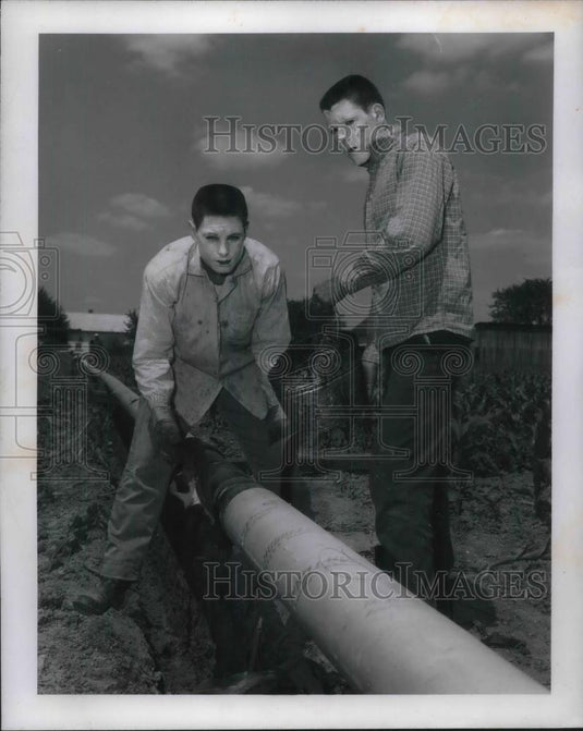 1960 Press Photo Natural Gas Pipeline Mt Vernon Ohio Chester Starn & Jim Anderso - Historic Images
