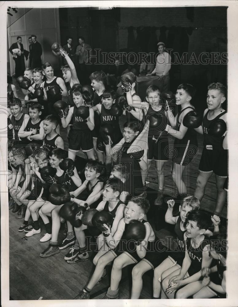 1940 Press Photo Cheering children in a boxing tournament at US Naval Academy - Historic Images