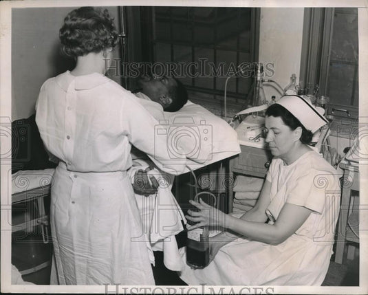 1938 Press Photo Los Angeles County General Hospital Nurse takes blood - Historic Images
